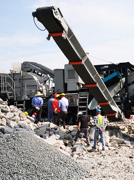 上海閔行時產80-150噸建筑垃圾移動式破碎生產線