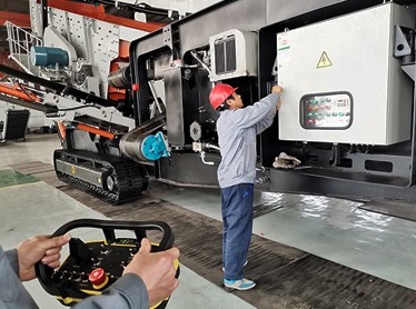 上海閔行時產80-150噸建筑垃圾移動式破碎生產線