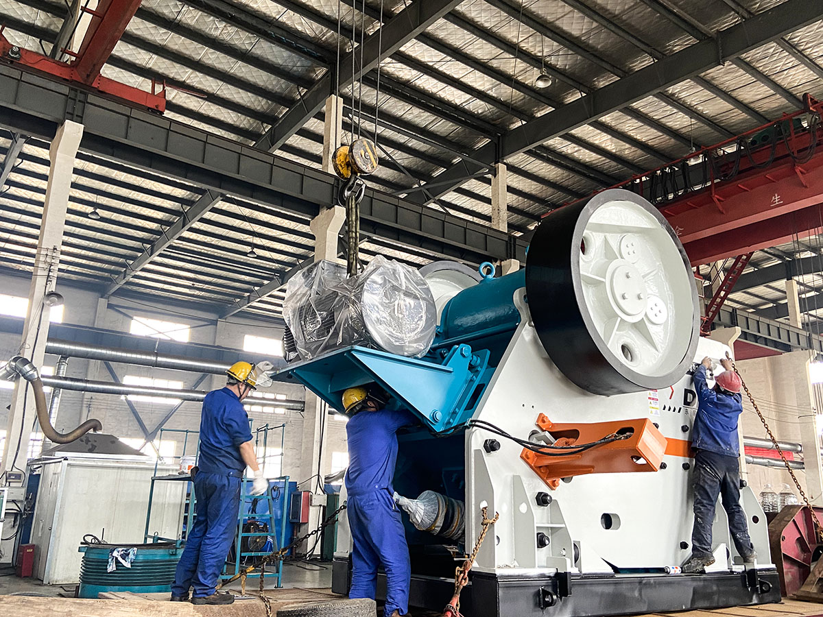 出發(fā)！上海東蒙DC歐版顎破、DCS單缸液壓圓錐破、DVSI95立軸沖擊破......火速發(fā)往前方，助力客戶花崗巖制砂生產(chǎn)