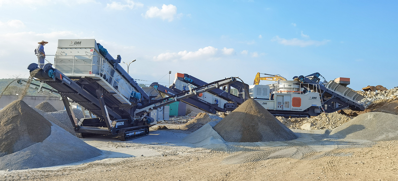 【東蒙案例】顎、錐、篩移動站石英巖破碎生產(chǎn)線火熱投產(chǎn)！